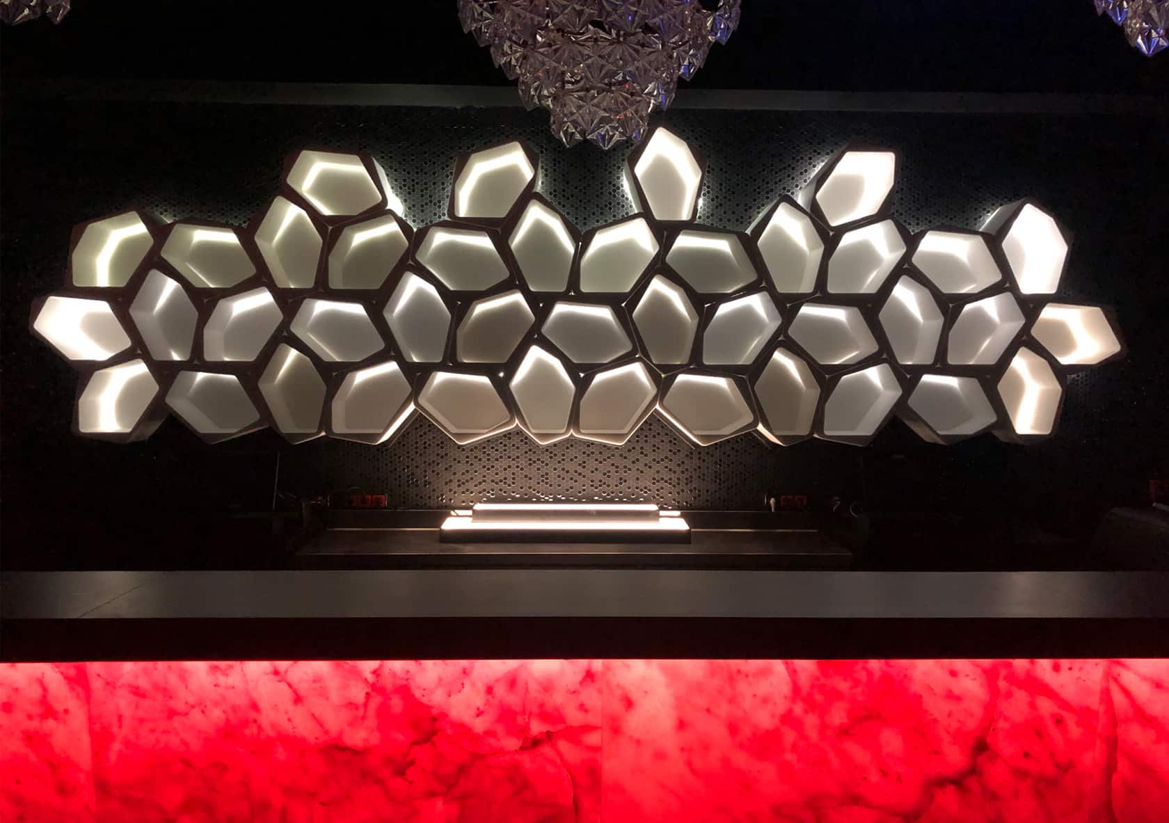 Beleuchtete weiße BUILD-Wabenregale im Club BCM Mallorca
