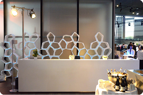 Modulare Wabenregalwand hinter dem Counter beim BMW i8 Launch in München