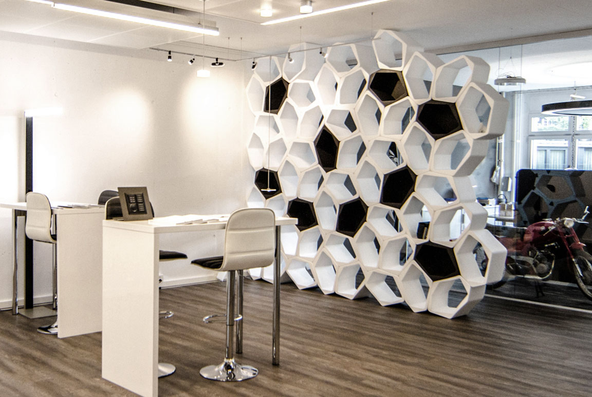 Modularer Büro-Raumteiler als skulpturale Trennwand bei Monolicht, Schweiz