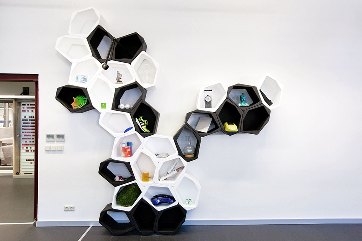 Modulares Displayregal in Schwarz und Weiß in der BASF Designfabrik