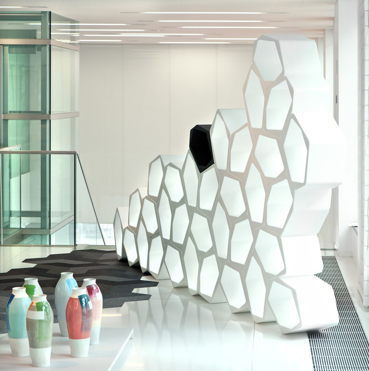 Freistehendes modulares Displayregal als Trennwand auf einer Designmesse