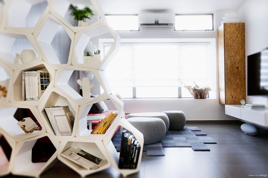 Weißes BUILD-Wabenregal als Raumteiler im Wohnzimmer