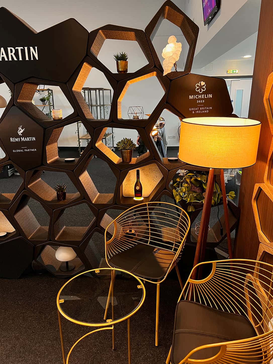 Modulare Trennwand mit warmem Licht und Loungesessel bei den Michelin Guide Awards