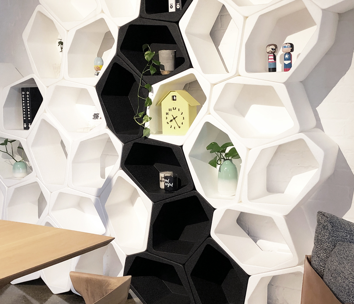 Modulare Büro-Regalwand bei einem Möbelhändler in Perth, Australien