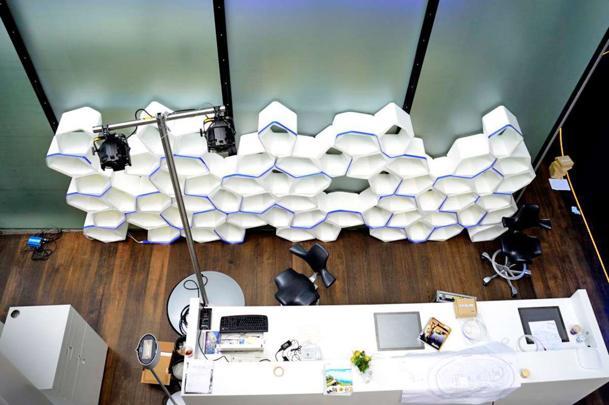 Freistehende modulare Trennwand aus über 100 Wabenmodulen mit LED-Beleuchtung