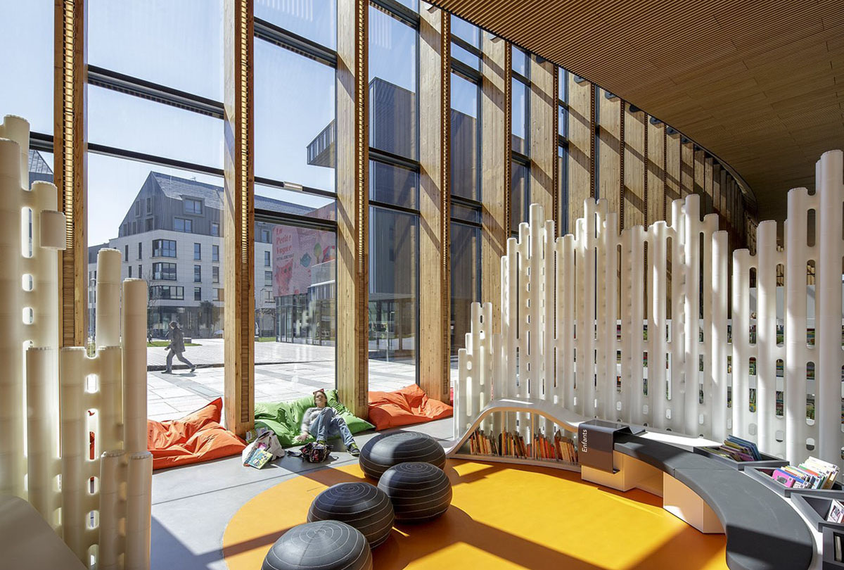 Modular room divider screens at Saint-Malo Mediatheque, France