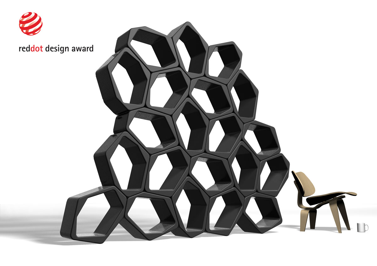Freistehendes schwarzes modulares Regal mit Sessel