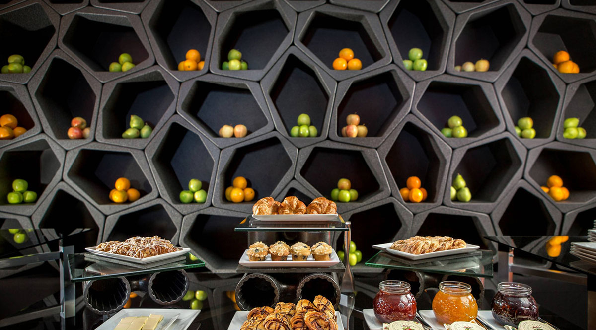 Wandmontiertes modulares Displayregal für Catering-Events im Anaheim Marriott