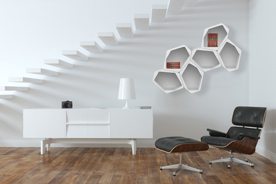 Weißes modulares Hängeregal als Bücherregal neben einer Treppe